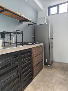 a kitchen with a counter and a refrigerator at Loft Privado Seguridad 24HRS a 15 de piramide de cholula in Cholula