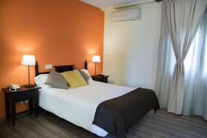 Un pat sau paturi într-o cameră la Hotel Venta Magullo