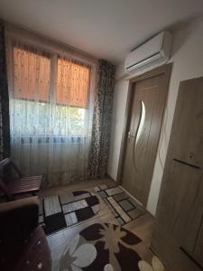 ein Wohnzimmer mit Tür und Fenster in der Unterkunft MiMa Home in Roman
