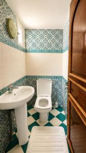 a bathroom with a toilet and a sink at Dar Joud in Gabès