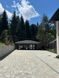a building with a pavilion in the middle of a patio at Casa Daria in Durău