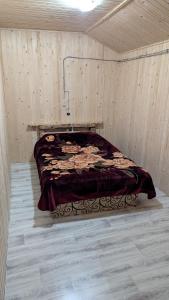a room with a bed in a wooden wall at Байк Пост Т67 in Voznesensk