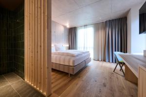 ein Schlafzimmer mit einem Bett und einem großen Fenster in der Unterkunft Belsers Hotel in Nürtingen