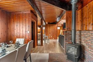 ein Wohnzimmer mit Kamin und Ofen in der Unterkunft Tree Canopy Oasis in East Quogue + 18 Fotos