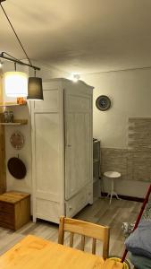 a room with a white door and a table at Campagna tutta da vivere in Arquata Scrivia