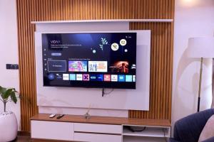 ein Flachbildfernseher an der Wand im Wohnzimmer in der Unterkunft Treasureblue in Suberu Oje + 5 Fotos