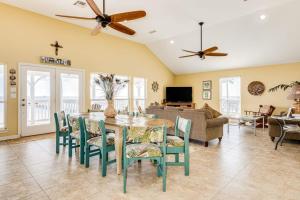 a dining room with a table and chairs at Reel Paradise in Bacliff +39 photos