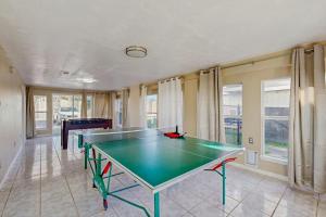 a ping pong table in a room with a ping pong ball at Waterfront Hideaway in La Marque