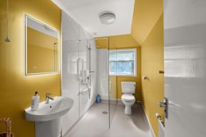 a bathroom with a toilet and a sink and a shower at Home in Perth and Kinross in Coupar Angus +11 photos