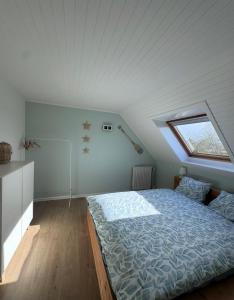 a bedroom with a bed and a window at Charmante maison rénovée in Fernelmont