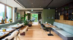 ein Speisesaal mit Tischen und Stühlen in einem Restaurant in der Unterkunft Belsers Hotel in Nürtingen