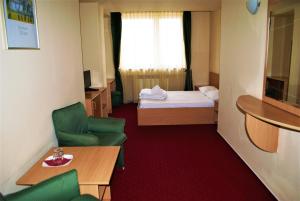 蒂米什瓦拉CT Tm的小房间设有一张床、一张桌子和椅子