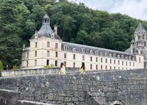 two people walking on a wall in front of a castle at Dôme en forêt in Saint-Just