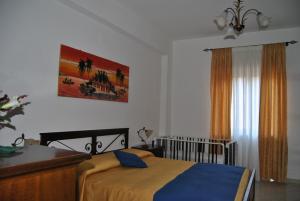 ReitanoにあるVite di Giadaのベッドルーム(ベッド1台、ベビーベッド1台付)