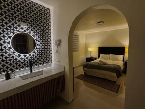 ein Schlafzimmer mit Bett, Spiegel und Waschbecken in der Unterkunft Casa Arce in Hermosillo + 45 Fotos