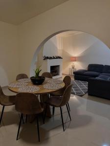 ein Wohnzimmer mit Tisch, Stühlen und Sofa in der Unterkunft Casa Arce in Hermosillo