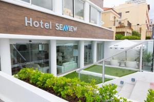 einen Außenblick auf ein Hotelgebäude in der Unterkunft Seaview Hotel Boutique in Punta del Este