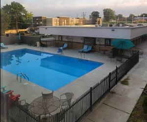 a large swimming pool with chairs and umbrellas at Quality Inn & Suites Chattanooga-East Ridge in Chattanooga