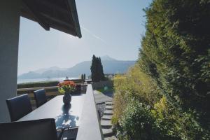 a table with a vase of flowers on top of it at Traumhafte 2,5-Zi-Wohnung -B- mit Sicht auf See und Berge in Alpnach