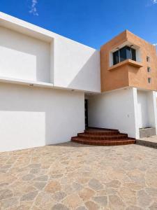 a house with a staircase on the side of it at Casa ejecutiva para 10 personas in Gómez