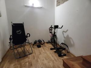 a room with two exercise bikes and a chair at Il Pozzo dei desideri Shabby in Spilimbergo
