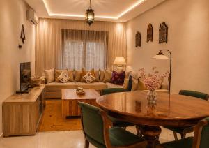 a living room with a couch and a table at Azra Mila Appart luxe famille uniquement in Saïdia