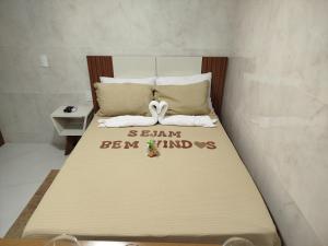 a bed with the words benoitben mind on it at Flat Sognare Uno in Santa Teresa