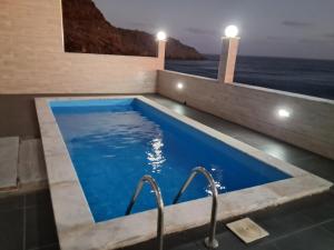 a bath tub with a view of the ocean at Riba Mar in Cidade Velha
