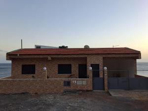 a brick building with the ocean in the background at Riba Mar in Cidade Velha