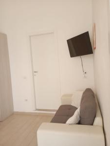 a living room with a couch and a flat screen tv at Al Quindici in Gaeta