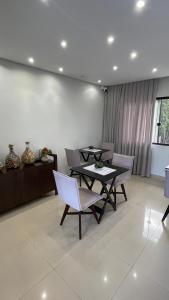 a dining room with a table and chairs at Villa Serena Garden - Quarto Cama Queen - Banheiro Compartilhado in Cascavel
