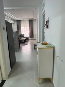 a room with a hallway with a counter and a table at Appartement in Jijel
