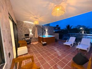 a patio with two chairs and a table on top of a building at Cabaña Costa Azul 2 in Coveñitas