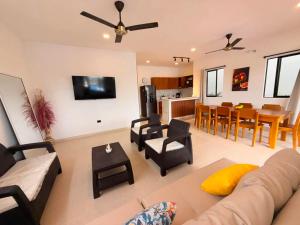 a living room with a couch and a dining room at Cabaña Costa Azul 2 in Coveñitas