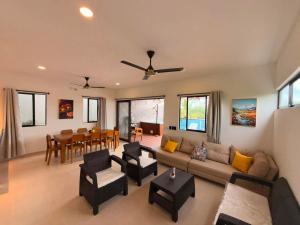 a living room with a couch and a dining room at Cabaña Costa Azul 2 in Coveñitas