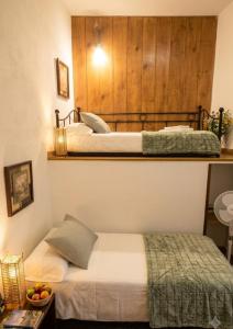 two beds in a hotel room with a bowl of fruit at Apartamentos Casas Rurales "Paraje San Blas" TR-BA-00166 in Alburquerque +108 photos