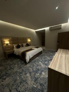 a large hotel room with a large bed in it at فندق الفال الشمالي الفندقية in Ḑubā