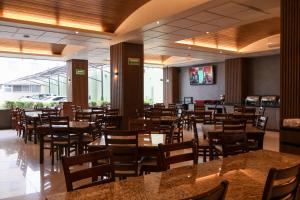 a dining room filled with tables and chairs at Hotel Crown Victoria in Querétaro