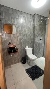 a bathroom with a toilet and a shower at Morada do Sol Petar in Iporanga +40 photos
