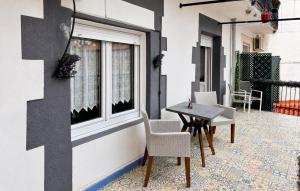 a patio with a table and chairs and a window at Hostal Boutique Puerta del Sol in Torrelavega
