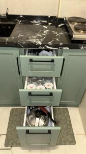 an open drawer in a kitchen with some food at غرفتين وصالة شقق ديما الفندقية in Abha