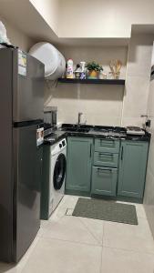 a kitchen with a refrigerator and a washing machine at غرفتين وصالة شقق ديما الفندقية in Abha +3 photos