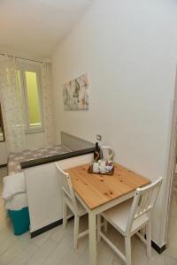 a table and chairs in a room with a bed at Mezza Galea in Vernazza