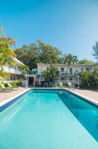 a large blue swimming pool in front of a building at Green Island Inn in Fort Lauderdale