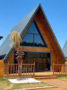 a house with a gambrel roof with a porch at İstiridye Bungalov in Samsun