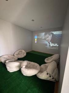 a room with four cushioned chairs on a green floor at İstiridye Bungalov in Samsun