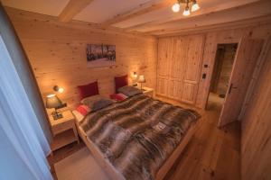 เตียงในห้องที่ Braito's Seaside Lodges und Suites