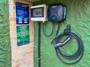 a television and a hose hooked up to a wall at Villa'l Mare Hotel in Maresias