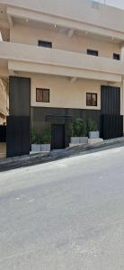 an empty street in front of a building at غرفتين وصالة شقق ديما الفندقية in Abha