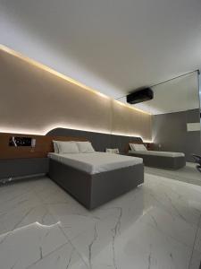 a bedroom with a bed and a tub in it at Ellus Motel in Juazeiro do Norte